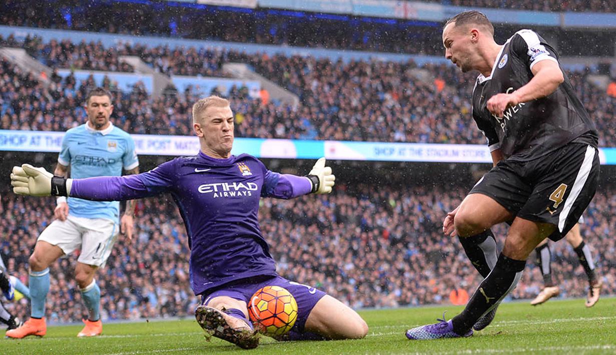 Kiper Manchester City, Joe Hart, berusaha menahan tendangan gelandang Leicester, Danny Drinkwater, di Stadion Ettihad, Inggris, Sabtu (6/2/2016). City takluk 1-3 dari Leicester. (AFP/Oli Scarff)