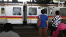 Penumpang menunggu Kereta Commuterline di Stasiun Bekasi, Kota Bekasi, Jawa Barat, Selasa (23/11/2021). Pengaktifan bangunan baru dan penonaktifan jalur 1, 2, dan 3 di area bangunan lama merupakan tahapan dalam revitalisasi Stasiun Bekasi. (Liputan6.com/Herman Zakharia)