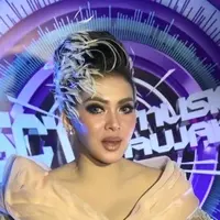 Selain menggunakan kostum Women in Black yang serba hitam di SCTV Music Awards 2016, Syahrini kembali tampil dengan kostum berbeda, yang menampilkan busana seorang ratu di dalam film Frozen.