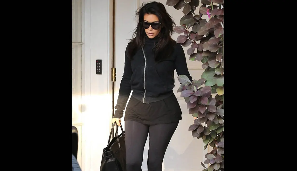 Kim Kardashian membuat sensasi gara-gara celana legging transparan yang dipakainya, Amerika Serikat, (18/9/14). (Dailymail)