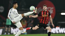 Pemain Manchester United, Casemiro mencoba mempertahakna bola dari rebutan pemain Bournemouth pada pertandingan pekan ke-31 Liga Inggris 2025/2026 di Vitality Stadium, Sabtu (21/03/2026) dini hari WIB. (AFP/Glyn Kirk)
