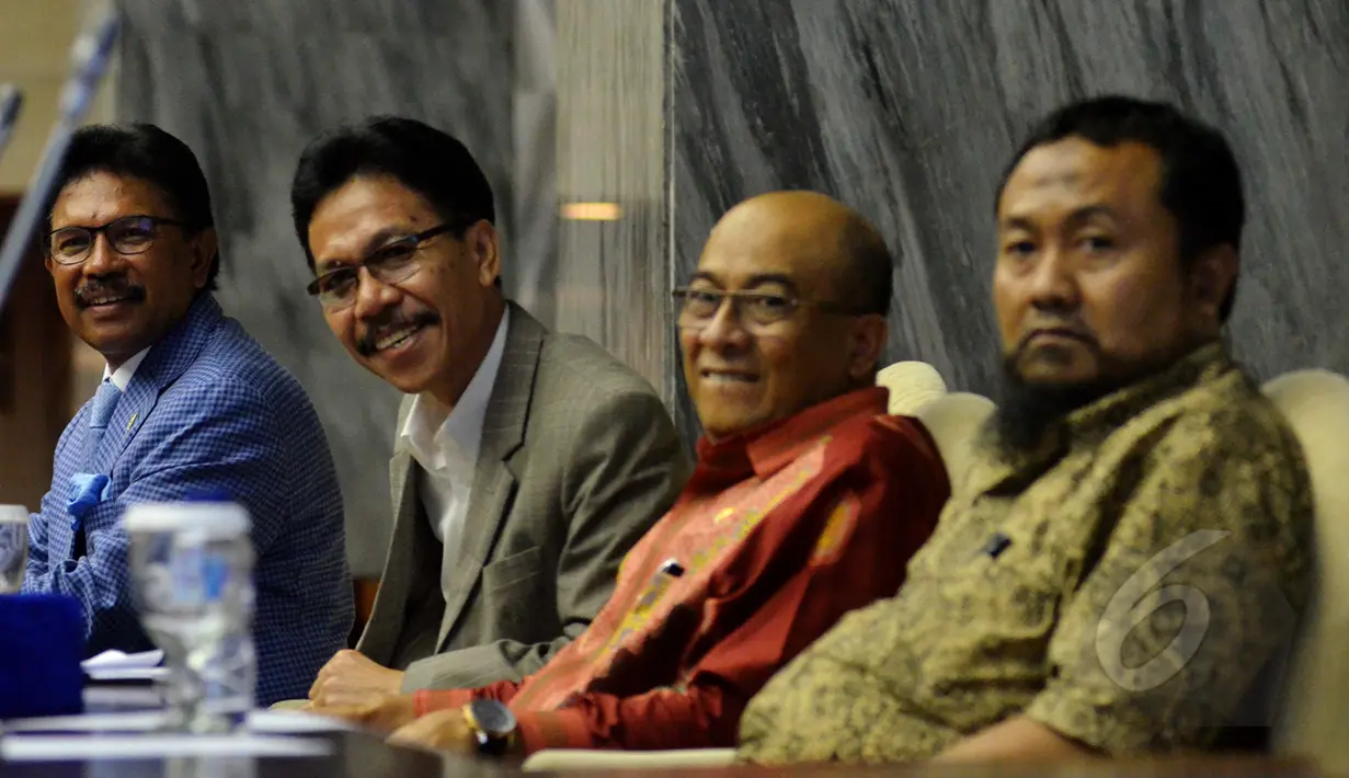 Wakil Ketua Fraksi Partai NasDem,  Johnny G. Plate (kiri) bersama Sekretaris Fraksi Partai NasDem Syarief Abdullah (kedua kanan) saat mengikuti  acara Seminar Politik Fraksi  Nasdem, Jakarta,  Jumat (10/04/2015). (Liputan6.com/Andrian M Tunay)