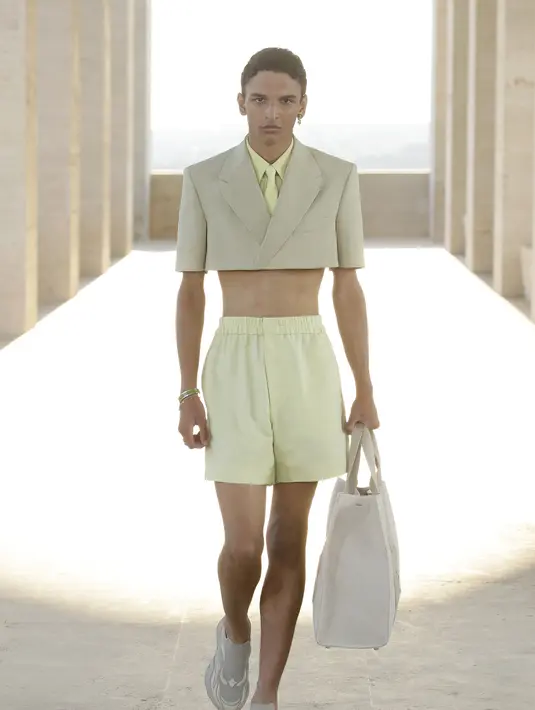 FENDI Men's Spring/Summer 2022 menghadirkan koleksi yang memberi kebebasan bagi para pria dan membuat para perempuan juga ingin memilikinya