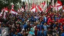 Mahasiswa mengibarkan bendera merah putih berfoto bersama di depan Patung Soekarno - Hatta di Tugu Proklamasi, Jakarta, Kamis (3/11). Para mahasiswa ini mengikuti acara apel Kebangsaan Mahasiswa Indonesia. (Liputan6.com/Johan Tallo)