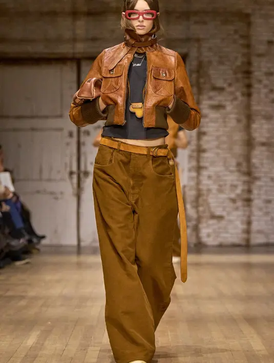 Koleksi luaran kali ini menampilkan beberapa model cropped dan shrunken bomber jackets, yang dibuat dari bahan kain yang didaur ulang, beserta dengan trench coat yang panjang menyentuh lantai dengan bahan shearling dan kulit, duffle coats, peacoats dan faux leopard fur coat.  [Coach]