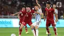 Tidak seperti Indonesia, Argentina memaksimalkan setiap situasi yang didapat. Tendangan penjuru Giovani Lo Celso disambut Cristian Romero untuk merobek gawang tuan rumah. (Liputan6.com/Helmi Fithriansyah)