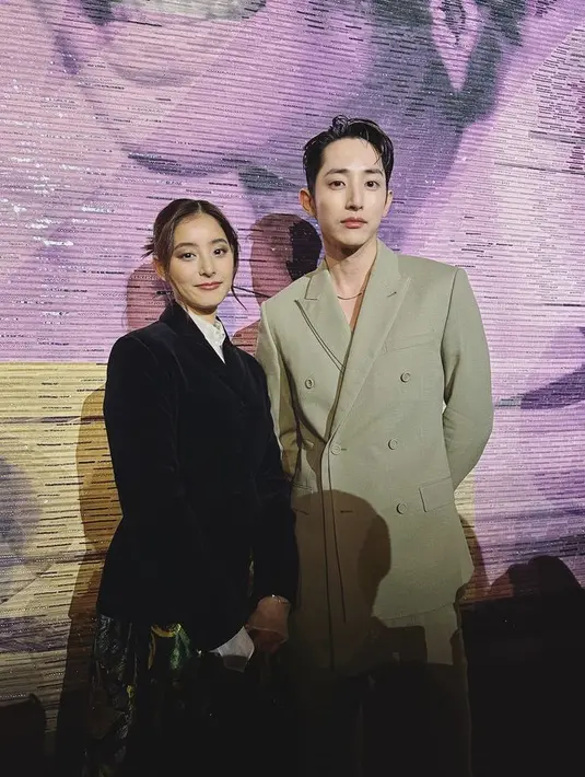 Lee Soo Hyuk pun hadir mengenakan setelan jas warna kecokelatan. Ditambah dengan aksesori kalungnya. @yuuuuukko_
