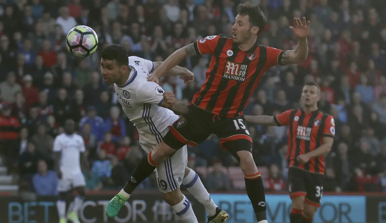 Striker Chelsea, Diego Costa, berusaha membobol gawang Bournemouth. Bermain tandang The Blues memiliki sembilan kali kesempatan mencetak gol sementara Bournemouth hanya tiga kali. (AP/Matt Dunham)