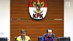 Wakil Ketua KPK Saut Situmorang memberi keterangan pers terkait OTT Direktur Teknologi PT Krakatau Steel, Wisnu Kuncoro pengadaan barang dan jasa tahun 2019 di Gedung KPK, Jakarta, Sabtu (23/3). KPK menangkap 4 tersangka dengan barang bukti uang senilai Rp 20 juta. (Liputan6.com/Johan Tallo)