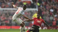 Paul Pogba mencoba menghalau tendangan Daniel Sturridge pada laga lanjutan Premier League yang berlangsung di stadion Old Trafford, Manchester, Minggu (24/2). Man United bermain imbang 0-0 kontra Liverpool. (AFP/Oli Scarff)