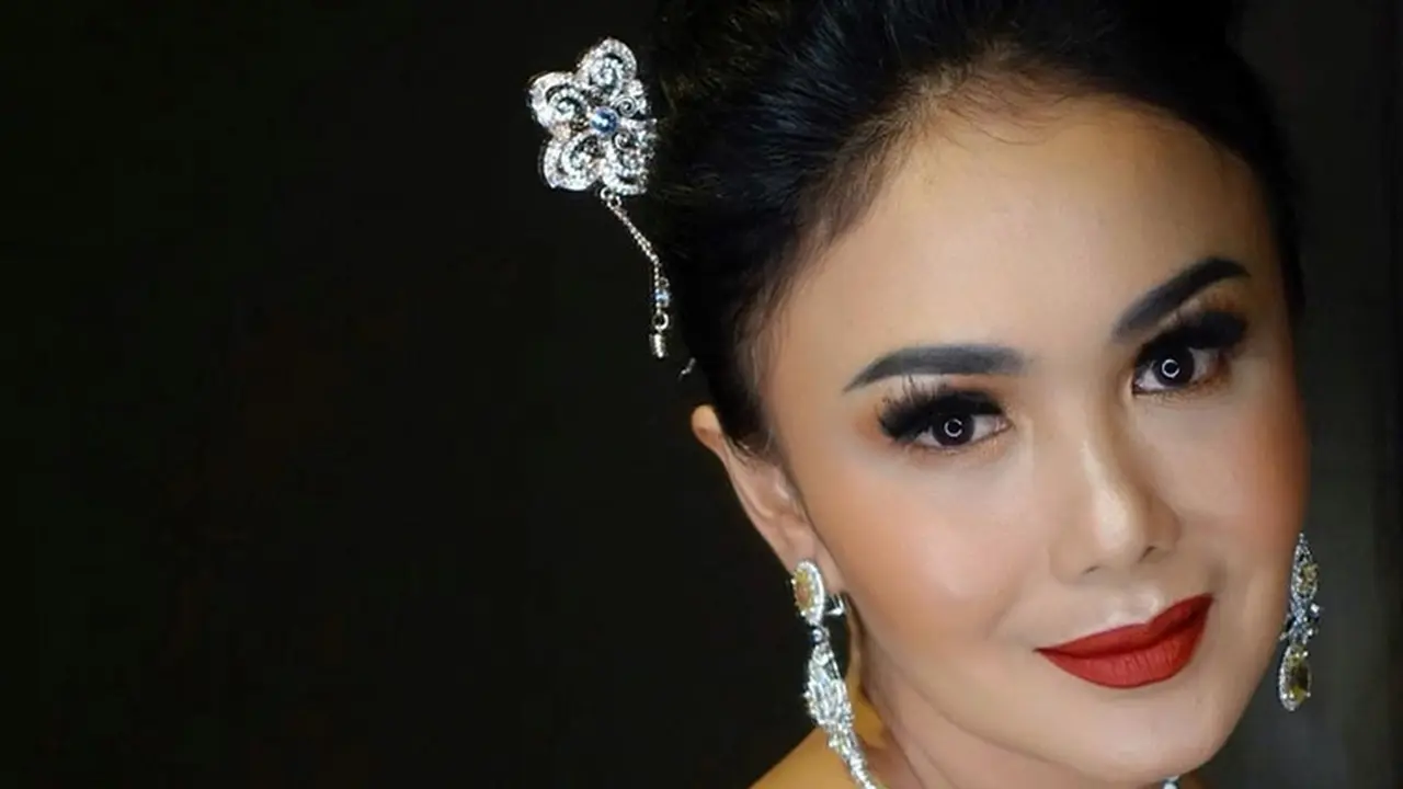 Biasa Natural, Ini 6 Potret Yuni Shara dengan Makeup Bold