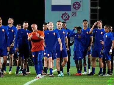 Para pemain Belanda melakukan pemanasan saat sesi latihan di Doha, Qatar, 8 Desember 2022. Belanda akan menghadapi Argentina dalam babak perempat final Piala Dunia 2022 pada 10 Oktober. (AP Photo/Eugene Hoshiko)