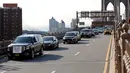 Sopir taksi online Uber dan Lyft memasang poster berisi tuntutan di mobil-mobil mereka saat menggelar protes di New York, AS, Rabu (8/5/2019). Uber mengatakan sedang berusaha memperbaiki iklim kerja bagi para sopirnya. (AP Photo/ Mark Lennihan)