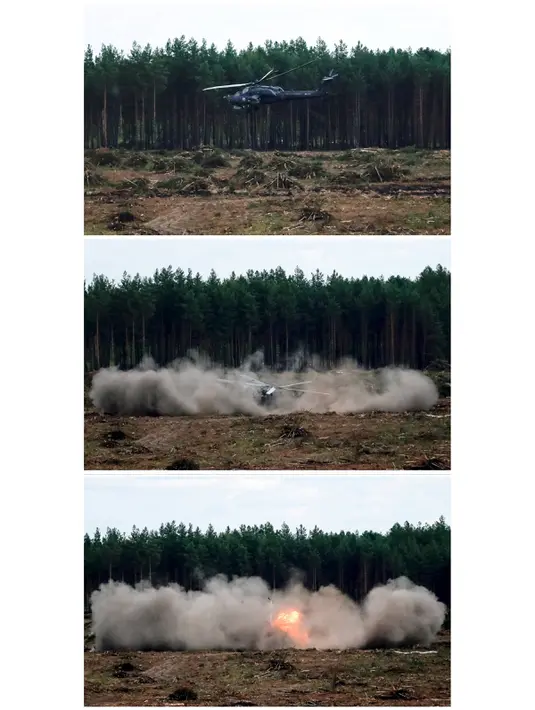 Foto kombinasi detik-detik jatuhnya helikopter Mi-28N saat kompetisi penerbangan militer "Aviadarts" di Dubrovichi, Rusia, Minggu (2/8/2015). Akibat kejadian tersebut, satu dari dua orang pilot tewas. (REUTERS/Maxim Shemetov)