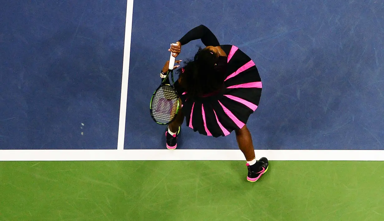Aksi petenis putri Amerika Serikat, Serena Williams saat melawan Vania King pada turnamen AS Terbuka 2016 di USTA Billie Jean King National Tennis Center, New York (1/9/2016). (AFP/Jewel Samad)