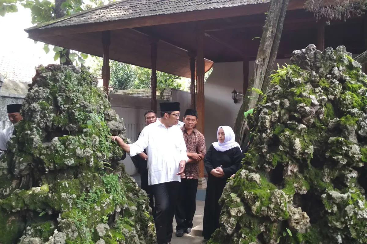 Blusukan Ridwan Kamil dan Turunan Sunan Gunung Jati Cirebon
