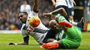 Bek sayap Tottenham, Danny Rose, terjatuh berebut bola dengan penyerang Swansea, Andre Ayew. Pada laga itu wasit mengeluarkan lima kartu kuning. (Reuters/Russell Cheyne)