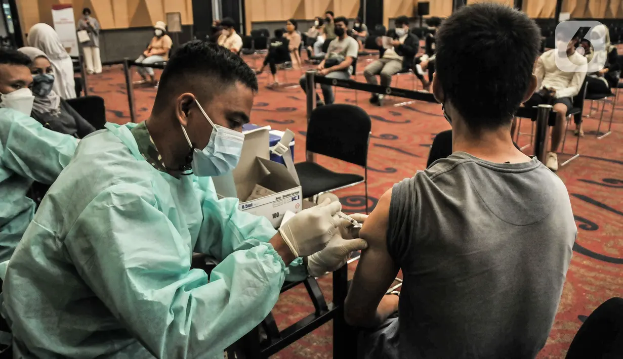 Warga mengikuti vaksinasi Covid-19 dosis kedua di Mal Kota Kasablanka, Jakarta, Senin (2/8/2021). Pemprov DKI akan mempercepat pemberian dosis kedua sebagai upaya mempercepat herd immunity di Ibu Kota usai tercapainya target vaksinasi dosis pertama sebesar 7,5 orang. (merdeka.com/Iqbal S Nugroho)