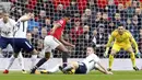 Gelandang Manchester United, Marcus Rashford, berusaha melewati gelandang Tottenham, Eric Dier, pada laga Premier League di Stadion Old Trafford, Manchester, Minggu (28/10/2017). MU menang 1-0 atas Tottenham. (AP/Martin Rickett)