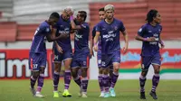 Pemain Persita Tangerang, Alex Dos Santos Goncalves (kedua kiri) merayakan gol penyeimbang 1-1 ke gawang Persiraja Banda Aceh dalam laga pekan ke-7 BRI Liga 1 2021/2022 di Stadion Moch Soebroto, Magelang, Sabtu (16/10/2021). (Bola.com/Bagaskara Lazuardi)