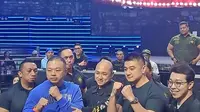 Holywings Sport Show (HSS) akan menggelar salah satu pertandingan tinju menarik yang mempertemukan chef Arnold Poernomo (kanan) dengan food vlogger Codeblu (baju biru) dalam HSS Series 5 di Jakarta.  Keduanya diperkenalkan pada sesi konferensi pers di The H Club SCBD, Jakarta, Kamis (21/3/2024). (Bola.com/Farrel Adhitya Hetharia/Magang)