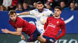 Karim Benzema. Striker Prancis berusia 34 tahun yang kini menjalani musim ke-13 bersama Real Madrid ini total telah mencetak 26 gol dari 30 laga di La Liga musim 2021/22 ini, dimana 14 gol di antaranya dicetak di laga kandang. Gol kandang terakhirnya dicetak di laga terakhir pada pekan ke-34, 30 April 2022 saat menang 4-0 atas tamunya Espanyol. (AFP/Ander Gillenea)