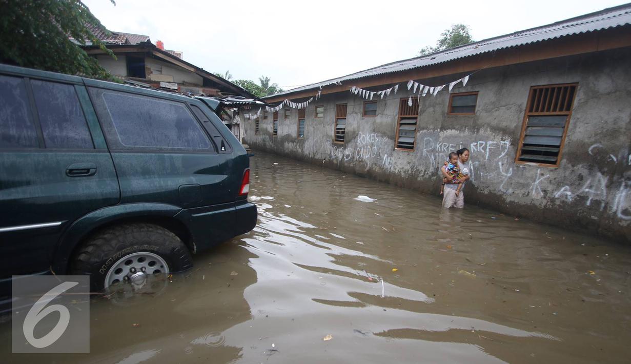 Sebuah kendaraan terendam banjir di kawasan Pasar Minggu, Jakarta, Selasa (4/10). Banjir yang berasal dari luapan Kali Anur tersebut mengganggu aktivitas warga. (Liputan6.com/Immanuel Antonius)