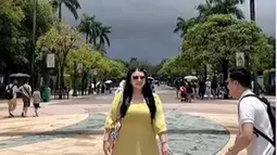 Honeymoon di Hong Kong, Clarissa Putri dan Sandro Fahdhipa pun tak menyia-nyiakan waktu. Mereka sudah mengunjungi sejumlah tempat populer di Hong Kong dalam waktu yang singkat. Salah satunya dengan mengunjungi Disneyland Hong Kong. Momen romantis keduanya pun bikin warganet gemas. (Liputan6.com/IG/@clarissaputri_)