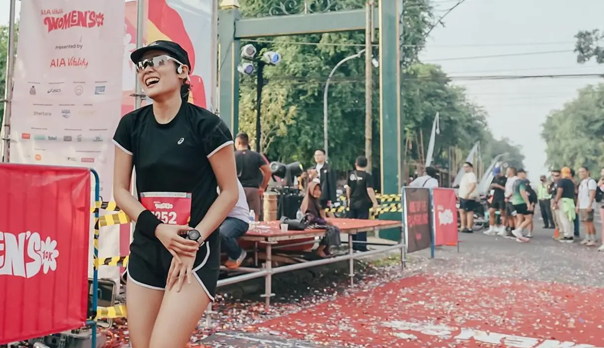 Sheryl Sheinafia baru saja ikut dalam ajang lari marathon 10K. Melalui akun Instagram, wanita 27 tahun ini pun membagikan momen saat ikut dalam lari marathon tersebut. (Liputan6.com/IG/@sherylsheinafia)