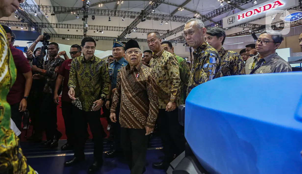 Wakil Presiden Republik Indonesia, Ma'ruf Amin mengunjungi ruang pamer usai membuka ajang otomotif Gaikindo Indonesia International Auto Show (GIIAS) 2024 di Indonesia Convention Exhibition (ICE) BSD, Serpong, Kabupaten Tangerang, Banten, Kamis (18/7/2024). (Liputan6.com/Angga Yuniar)