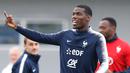 Gelandang timnas Prancis, Paul Pogba saat mengikuti sesi latihan di Glebovets, Rusia, (4/7). Prancis akan bertanding melawan Uruguay pada babak 8 besar Piala Dunia 2018 di Nizhny Novgorod Stadium. (AP Photo/David Vincent)