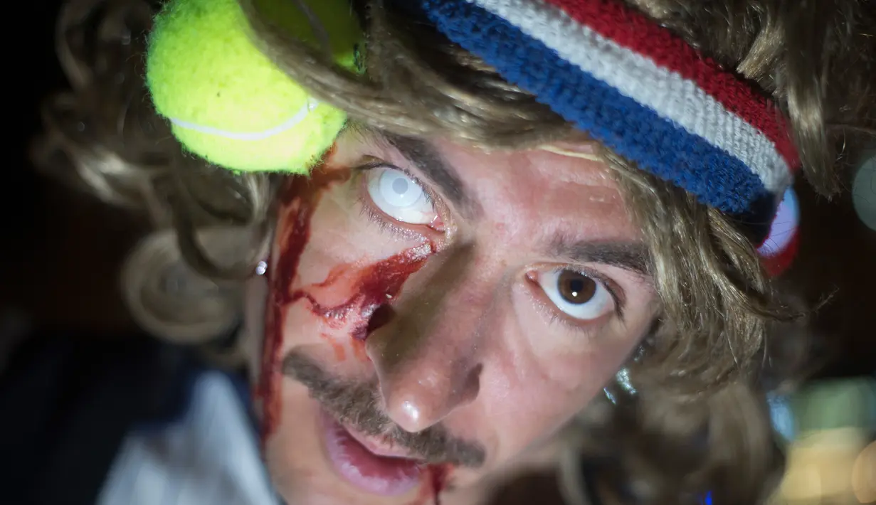 Ekspresi seorang pria yang menganakan kostum zombie saat mengikuti Zombie Walk dalam Festival Purim di Tel Aviv, Israel (3/3). Purim dirayakan setiap tahun menurut kalender Ibrani oleh kaum Yahudi. (AP Photo/Ariel Schalit)