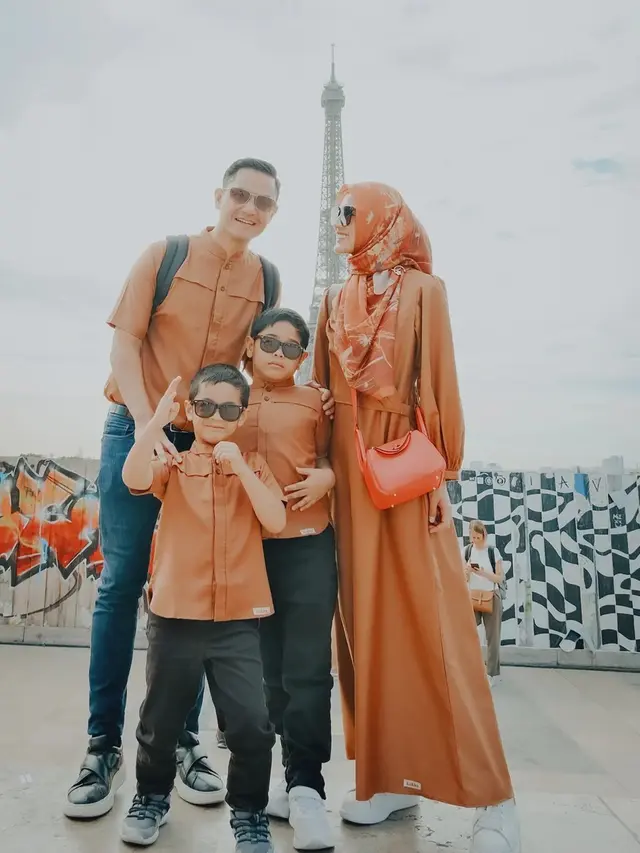 FOTO: Potret Keluarga Kecil Dude Harlino dan Alyssa Soebandono Pakai Baju Senada