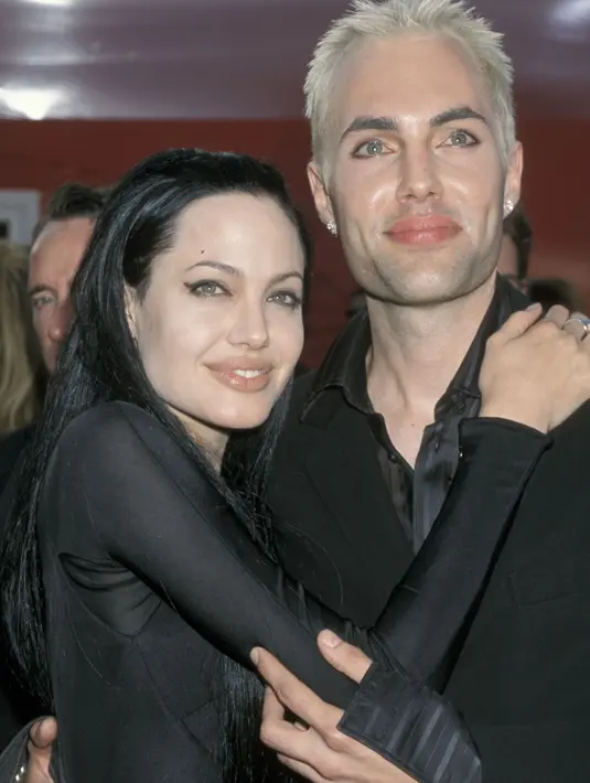 Dilansir dari Cosmopolitan, Angelina Jolie mencium bibir adiknya sendiri, James Haven. Tentu saja hal itu mengejutkan sekaligus menggelikan. (Getty Images/Cosmopolitan)