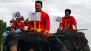 Suasana kampanye jelang referendum pada 7 Agustus mendatang, Thailand, Senin (1/8). Sejumlah gajah ikut serta dalam kampanye tersebut. (REUTERS / Chaiwat Subprasom)