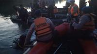 Tim SAR Gabungan saat melakukan pencarian korban pesawat latih cessa 172 yang jatuh di sungai cimanuk Indramayu. Foto (Istimewa)