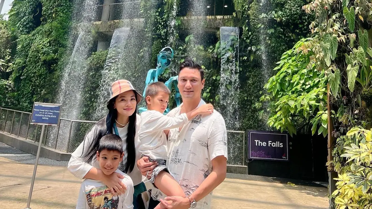 Tampilan Titi Kamal dan Keluarga saat Berlibur ke Singapura