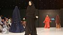 Model membawakan busana muslim rancangan Si.Se.Sa: Syar'i for Urban, Jakarta, Rabu (10/2). Peragaan menampilkan 61 koleksi dalam tujuh rangkaian babak produk terbaru Si.Se.Sa dengan rentang warna pastel yang lebar. (Liputan6.com/Immanuel Antonius)