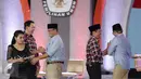 Kedua pasang Cagub dan Cawagub DKI Jakarta saling bersalaman usai debat terakhir Pilgub DKI Jakarta 2017 di Hotel Bidakara, Jakarta, Rabu (12/4). Tema debat Pilgub DKI ini adalah 'Dari Masyarakat untuk Jakarta'. (Liputan6.com/Faizal Fanani)