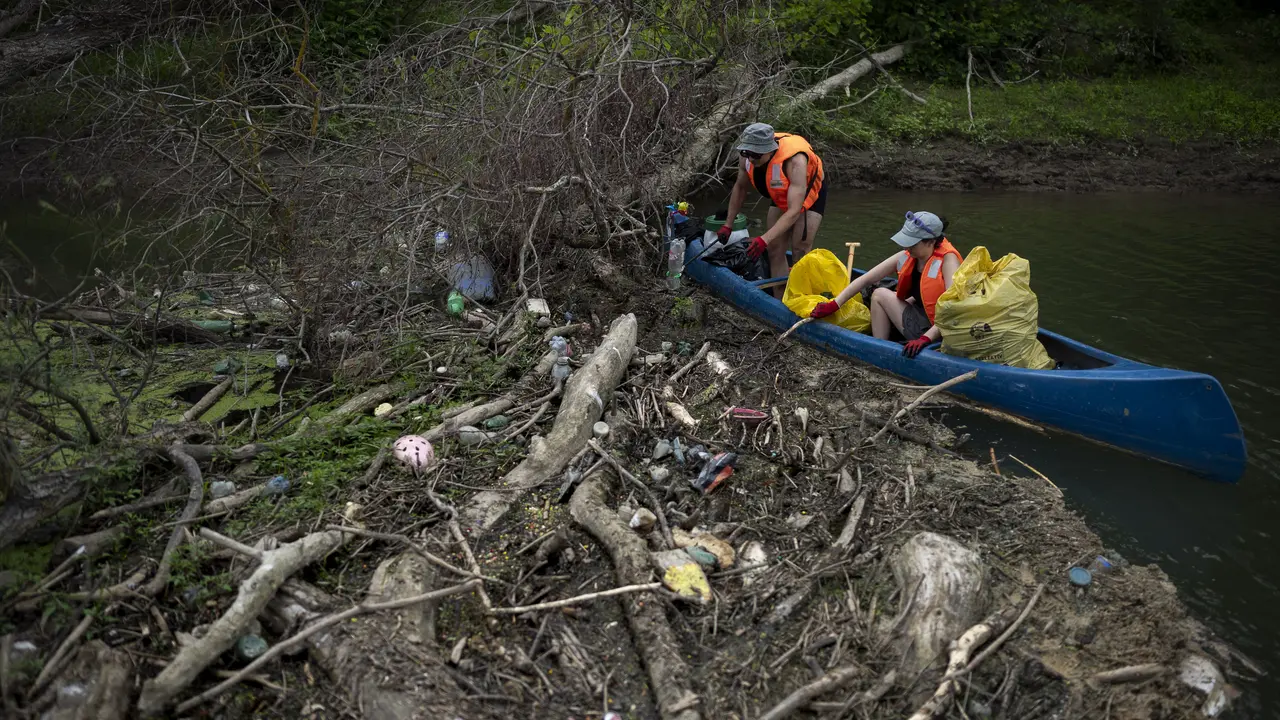 Relawan menyingkirkan berton-ton sampah dari sungai Hungaria