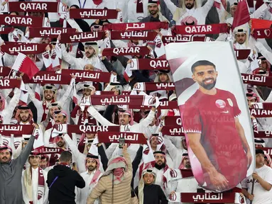 Suporter timnas Qatar bersorak selama pertandingan sepak bola semifinal Piala Asia AFC Qatar 2023 antara Iran dan Qatar di Stadion al-Thumama, Doha pada 7 Februari 2024. (Giuseppe CACACE / AFP)