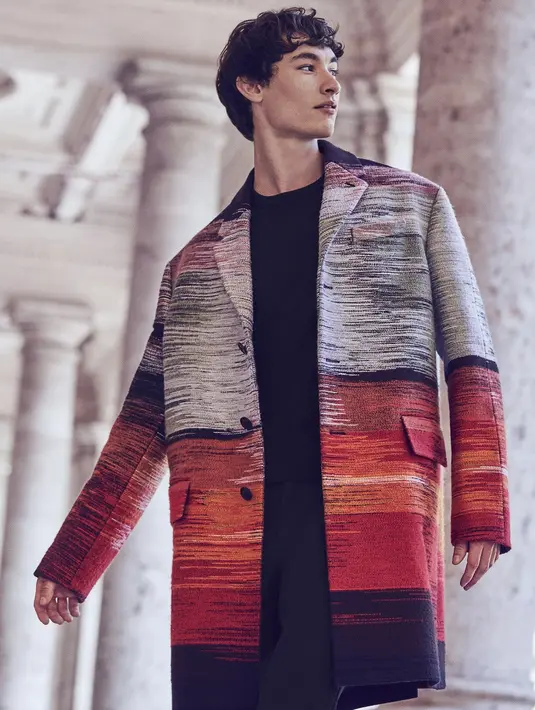 Inspirasinya ditafsirkan dalam bentuk pakaian dan aksesori. Garis-garis halus tidak terstruktur memotong siluet jahitan yang lembut dan santai. Perasaan nyaman diekspresikan dalam setelan pakaian formal. Foto: Document/Berluti.