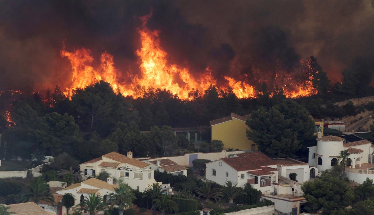 Api melahap hutan di Benitatxell dekat Alicante, Spanyol, Senin (5/9). Sedikitnya 20 rumah hangus dilalap si jago merah dari kebakaran hutan tersebut. (REUTERS / Heino Kalis)