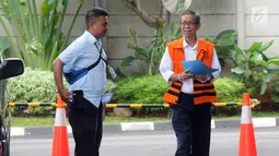 Kepala KPP Pratama Ambon La Masikamba (kanan) tiba di Gedung KPK, Jakarta, Selasa (15/1). La Masikamba diperiksa sebagai tersangka untuk melengkapi berkas dugaan menerima suap upaya pengurangan pajak yang harus dibayar. (Merdeka.com/Dwi Narwoko)