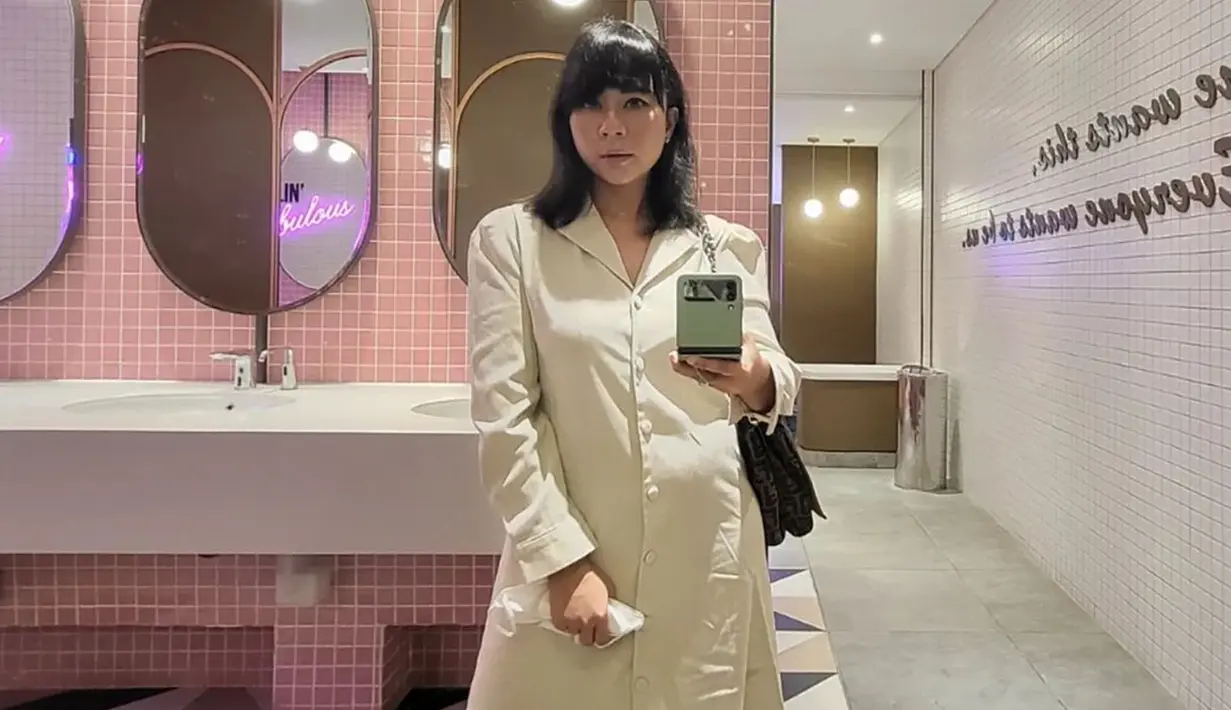 Kejadian tersebut pun ia alami saat duduk di bangku SD. Dirinya mengaku mendapatkan perundungan dari kakak kelasnya yang kini juga sebagai artis terkenal. (Liputan6.com/IG/@chikitameidy)