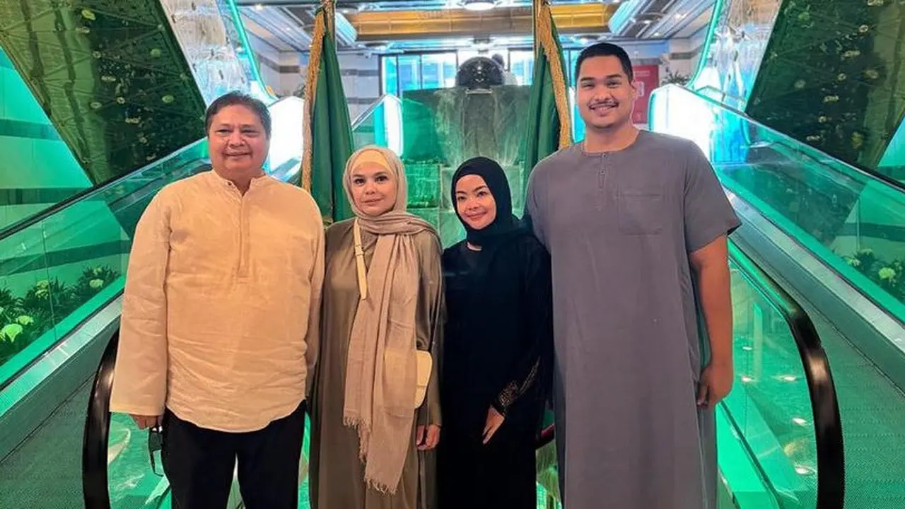 Gaya Niena Kirana Istri Menteri Olahraga Dito Ariotedjo saat Umrah