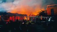 Petugas memadamkan kebakaran RSUD Puri Husada Tembilahan, Kabupaten Indragiri Hilir. (Liputan6.com/M Syukur)