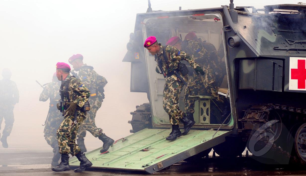 Prajurit Marinir TNI AL melakukan atraksi di Markas Marinir Cilandak, Jakarta Selatan, Kamis (2/4/2015). Antraksi tersebut untuk pemberian gelar Warga Kehormatan Marinir kepada KSAL Laksamana Ade Supandi. (Liputan6.com/Yoppy Renato)