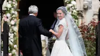 Pippa Middleton bersama ayahnya, Michael Middleton tiba di lokasi pernikahannya di sebuah gereja kecil di Inggris, Sabtu (20/5). Adik ipar Pangeran William itu akan menikah dengan tunangannya, James Matthew. (AP Photo/Kirsty Wigglesworth, Pool)