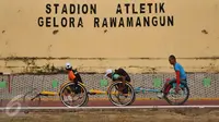 Atlet kursi roda Provinsi DKI Jakarta berlatih di Stadion Atletik Gelora Rawamangun, Jakarta, Selasa (6/10/2015). Latihan ini menjadi persiapan jelang Kejurnas National Paralympic Commite Indonesia 2015 pada akhir Oktober. (Liputan6.com/Gempur M Surya)